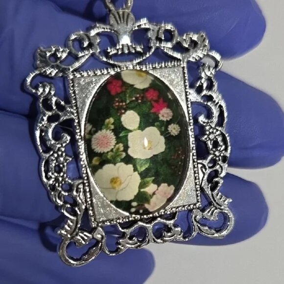 Vintage Silver Floral Scrollwork Pendant Necklace – Elegant Botanical Charm - Picture 3 of 9